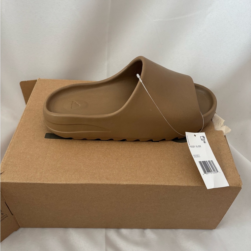 Adidas Yeezy Slide in Earth Brown
